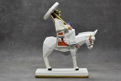 ROBJ PARIS. Homme couronné sur un cheval...