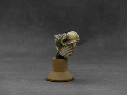 Memento mori en ivoire d'un squelette à la...