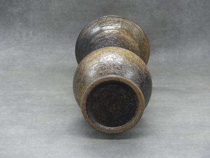 JEAN MARAIS. Vase à col évasé en terre cuite...