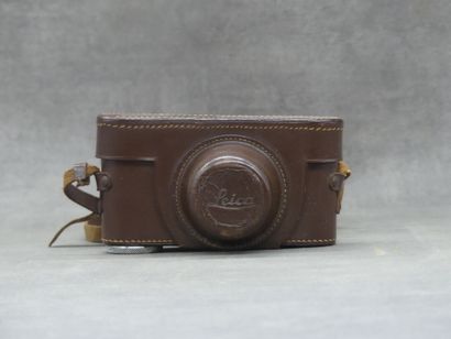 LEICA. Appareil photo. Avec son étui en cuir....