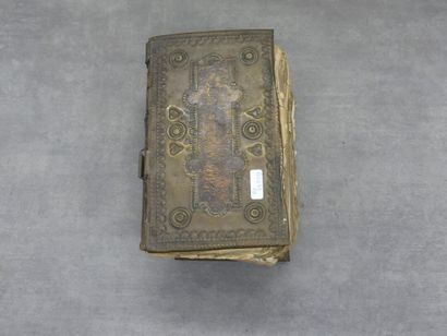 Bible. In-16. Reliure en veau marron et plaque...