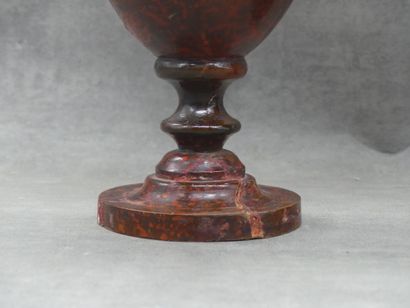 Paire d'urnes forme balustre en bois peint...