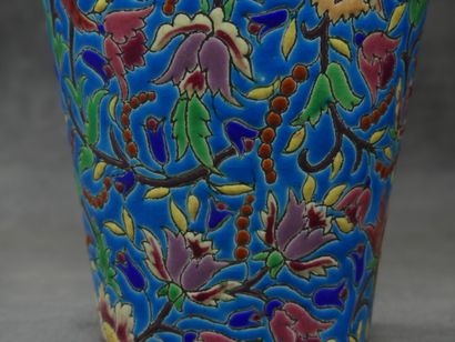 LONGWY. Paire de vase en céramique polychrome...