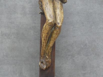 Christ en bois polychromé sur une base quadrangulaire...
