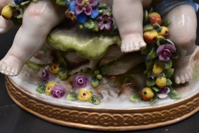 NAPLES. Putti aux fleurs en procelaine blanche...
