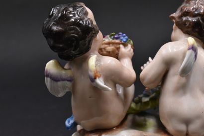 NAPLES. Putti aux fleurs en procelaine blanche...