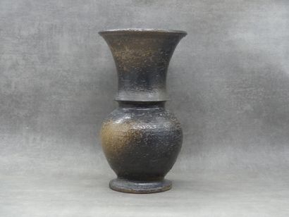 JEAN MARAIS. Vase à col évasé en terre cuite...