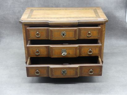 Petite commode de maîtrise. Dimensions :...