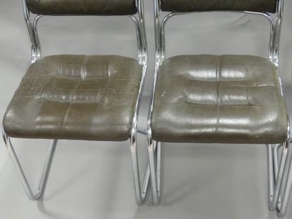 4 chaises de designer. Dimensions : 80 x...