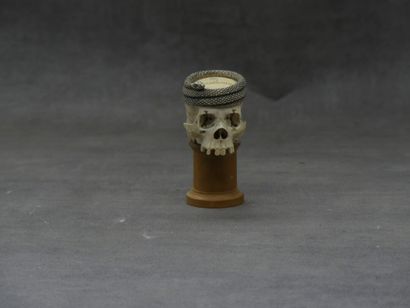 Memento Mori en ivoire sculpté d'un cadre...