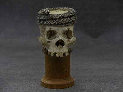 Memento Mori en ivoire sculpté d'un cadre...