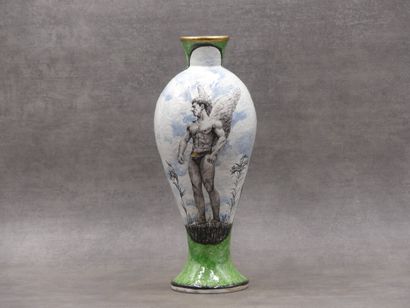 Vase piedouche en céramique polychrome à...