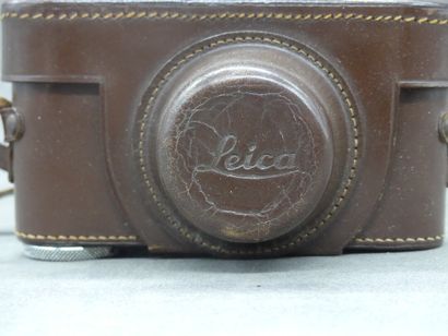 LEICA. Appareil photo. Avec son étui en cuir....