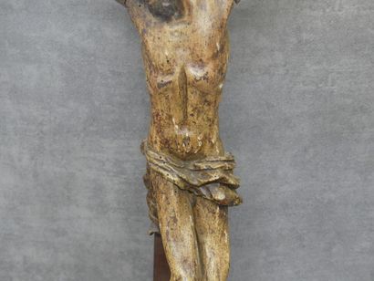 Christ en bois polychromé sur une base quadrangulaire...