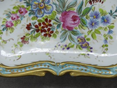 Encrier en porcelaine blanche à décor polychrome...