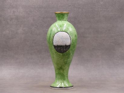 Vase piedouche en céramique polychrome à...