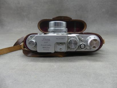 LEICA. Appareil photo. Avec son étui en cuir....