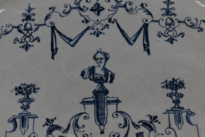 MOUSTIERS (?), XVIIIème siècle. Grand plat...