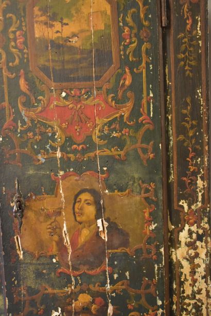 Armoire d'Uzes en bois ouvrant par deux porte...