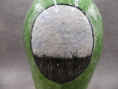 Vase piedouche en céramique polychrome à...