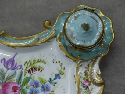 Encrier en porcelaine blanche à décor polychrome...