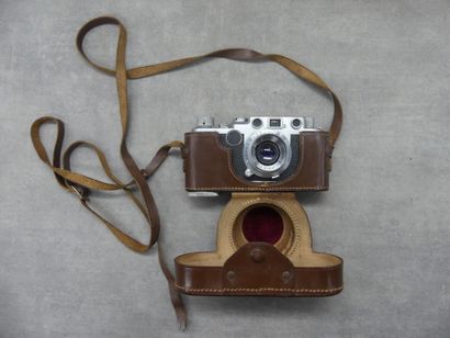 LEICA. Appareil photo. Avec son étui en cuir....
