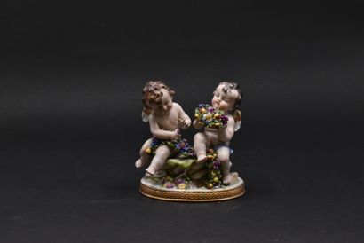 NAPLES. Putti aux fleurs en procelaine blanche...