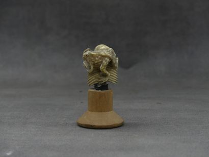 Memento mori en ivoire d'un squelette à la...