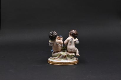 NAPLES. Putti aux fleurs en procelaine blanche...