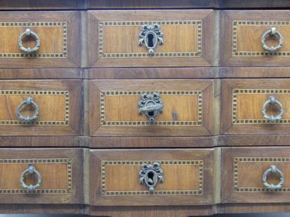 Petite commode de maîtrise. Dimensions :...