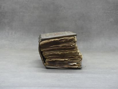 Bible. In-16. Reliure en veau marron et plaque...