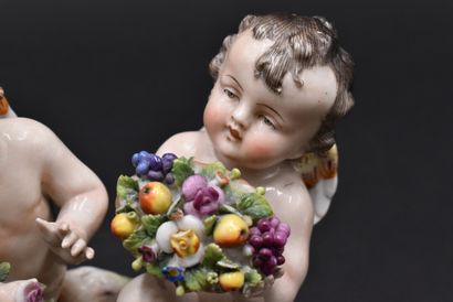 NAPLES. Putti aux fleurs en procelaine blanche...