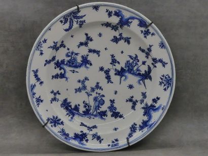 MOUSTIER. Plat en faïence à décor en camaïeu...