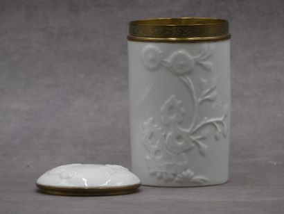 Pot couvert en porcelaine blanche à décor...