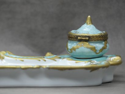 Encrier en porcelaine blanche à décor polychrome...