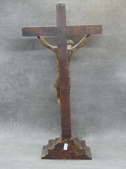 Christ en bois polychromé sur une base quadrangulaire...