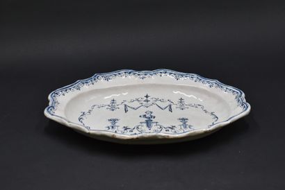 MOUSTIERS (?), XVIIIème siècle. Grand plat...