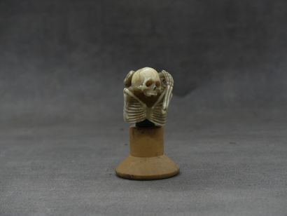 Memento mori en ivoire d'un squelette à la...