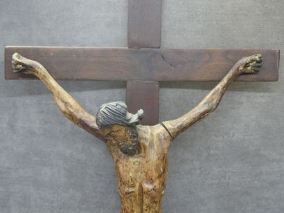 Christ en bois polychromé sur une base quadrangulaire...