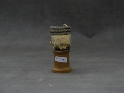 Memento Mori en ivoire sculpté d'un cadre...