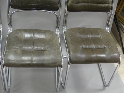 4 chaises de designer. Dimensions : 80 x...