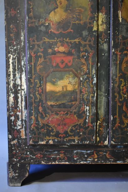 Armoire d'Uzes en bois ouvrant par deux porte...