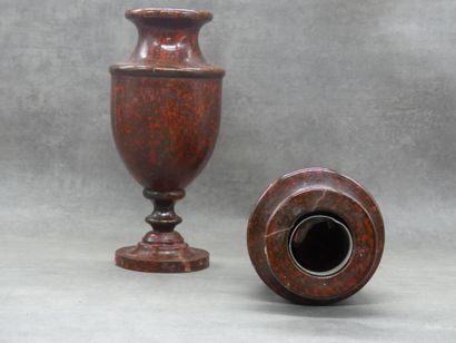 Paire d'urnes forme balustre en bois peint...