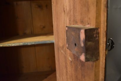 Armoire d'Uzes en bois ouvrant par deux porte...