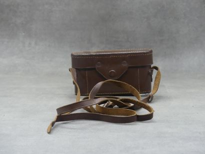 LEICA. Appareil photo. Avec son étui en cuir....