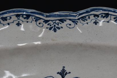 MOUSTIERS (?), XVIIIème siècle. Grand plat...