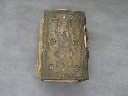 Bible. In-16. Reliure en veau marron et plaque...
