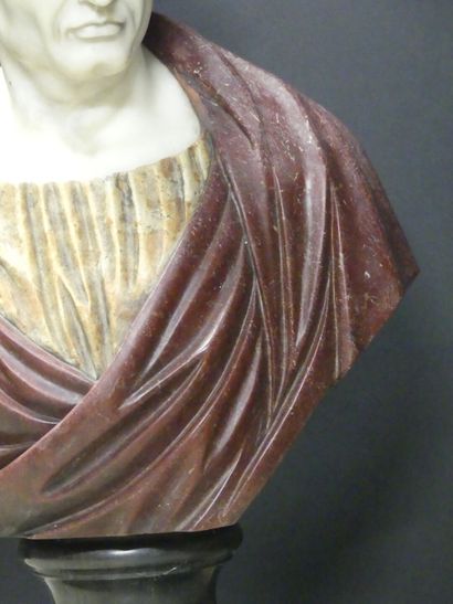 Important buste en marbre polychrome de dignitaire...