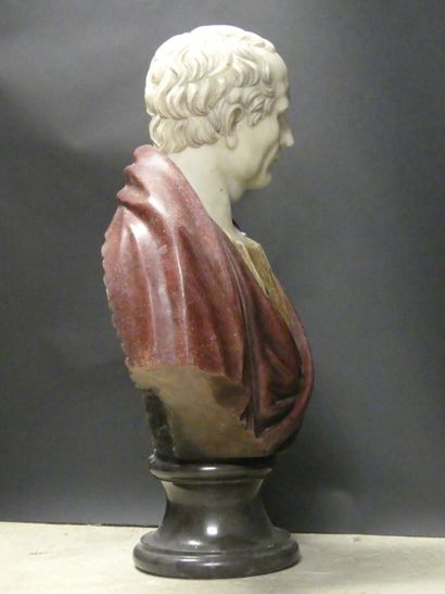 Important buste en marbre polychrome de dignitaire...