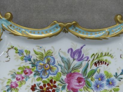 Encrier en porcelaine blanche à décor polychrome...